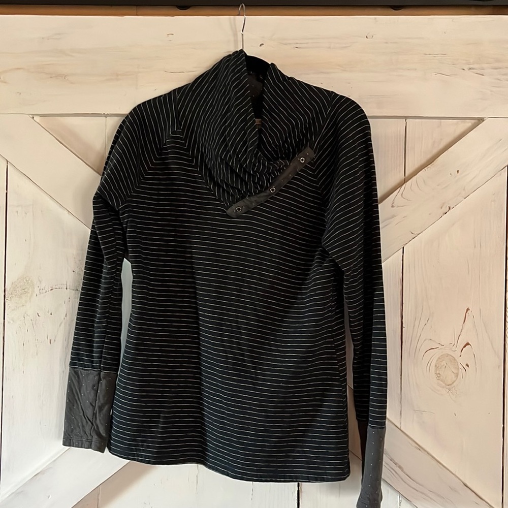 3/$15 Columbia Mockneck Cute Stripes and Polka Dots